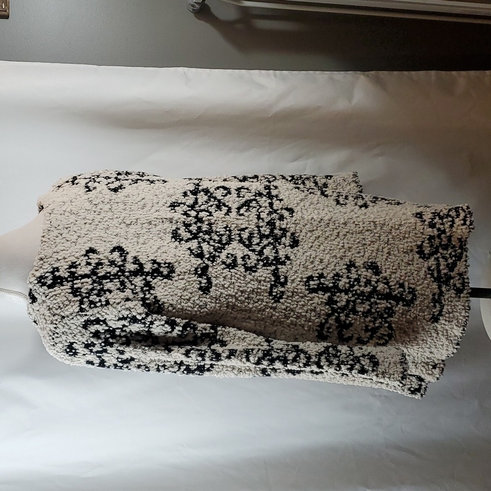 Solitaire by Ravi Khosla black and ivory long cardigan sweater in size medium - Picture 5 of 8